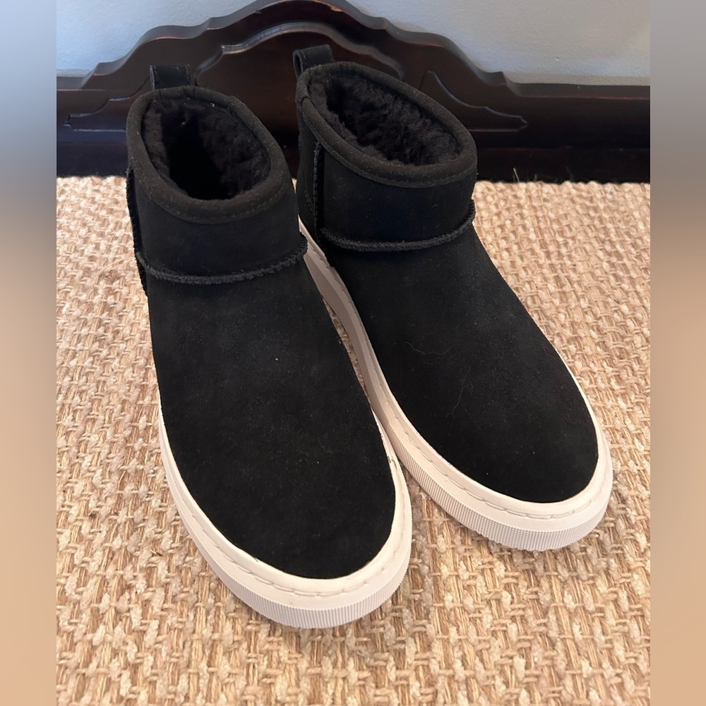 NWOT UGG Alameda Mini Sneakers Women's US 7.5 Black Suede‎ Slip On Ankle Boot